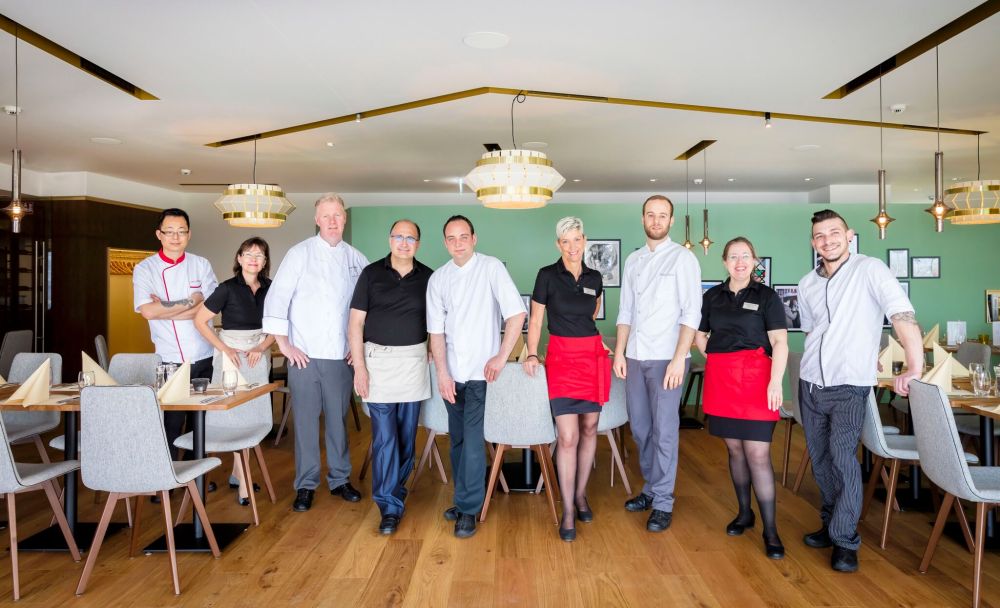 Chef Laurent Omphalius avec équipe cuisine service