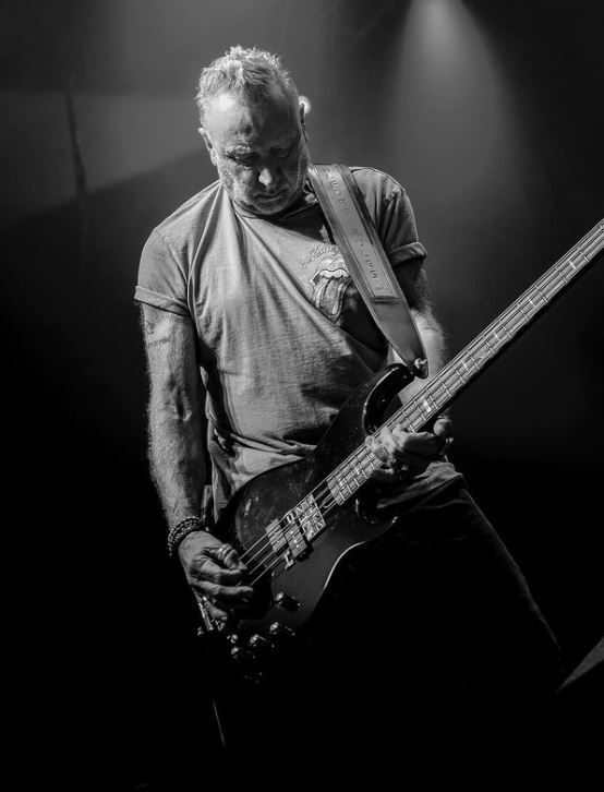 Interview de Peter Hook, la transcription  d'un entretien d'une demi-heure réalisé pour RoqWest sur West FM Le Mans et pour Suississimo.com à Lausanne. 